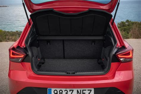 Infografica comparativa tra le dimensioni del bagagliaio di Seat Ibiza e Volkswagen Polo