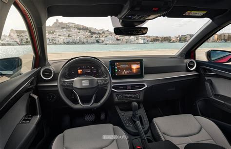 Interni della Seat Ibiza con il quadro strumenti digitale