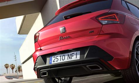 Seat Ibiza in curva, evidenziando la sua agilità