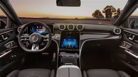 Interni lussuosi della Mercedes-Benz Classe C con display centrale