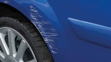Confronto tra graffi piccoli e grandi sulla carrozzeria