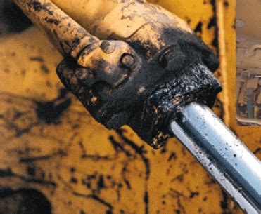 Tracce di perdite di olio su un componente idraulico