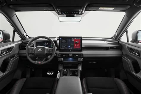 Interni moderni Toyota RAV4 con schermo multimediale grande