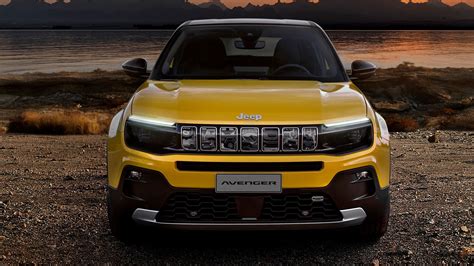 Jeep Avenger in primo piano su strada