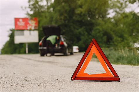 Automobilista che posiziona il triangolo di emergenza