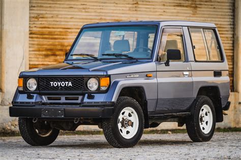 Vista posteriore di un Toyota Land Cruiser LJ70 con barra stabilizzatrice e barra Panhard evidenziate