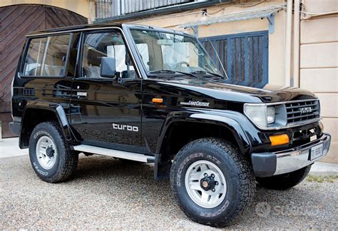 Cruscotto di un Toyota Land Cruiser LJ70 con indicatore pressione olio