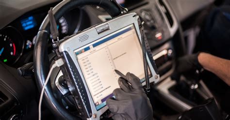 Tecnico specializzato che effettua una diagnosi sul sistema 4x4 di un Mitsubishi Pajero