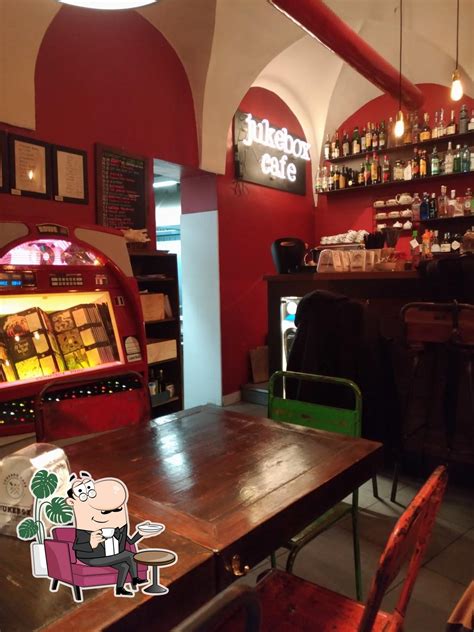 Interno del Jukebox Café con vinili autografati alle pareti e un jukebox