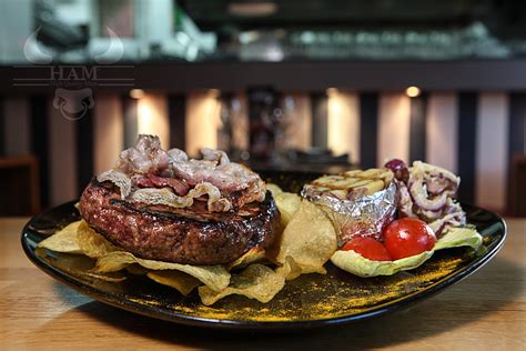 Un hamburger gourmet servito al Jukebox Café