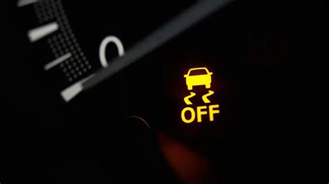 Spia ESP accesa sul cruscotto di un'auto