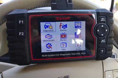 Meccanico che utilizza uno scanner OBD2 su un'auto