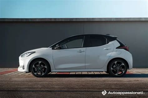 Toyota Yaris interno con finestrini elettrici