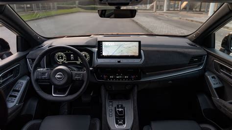 Interfaccia del Nissan Qashqai che mostra la vista AVM con il rilevamento di oggetti in movimento (riquadro arancione)