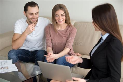 Famiglia che discute documenti legali