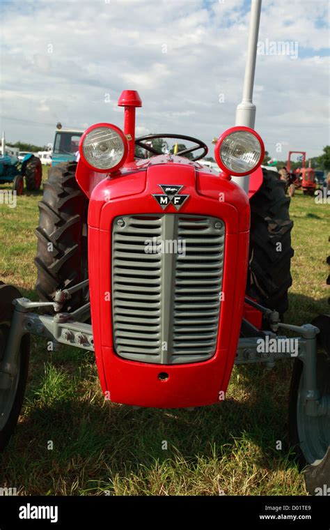 Vista di un trattore Massey Ferguson con fari funzionanti
