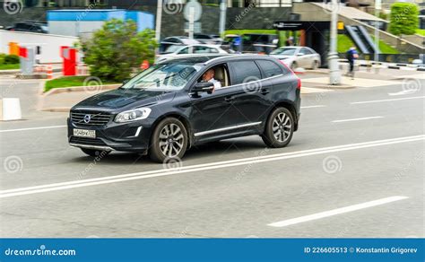 Volvo XC60 vista frontale in movimento
