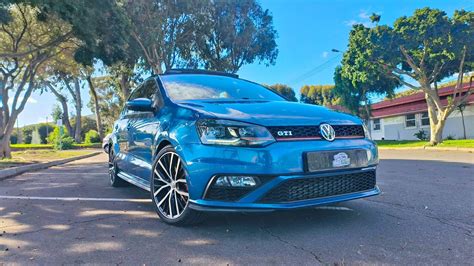 Volkswagen Polo 6C GTI in primo piano su strada
