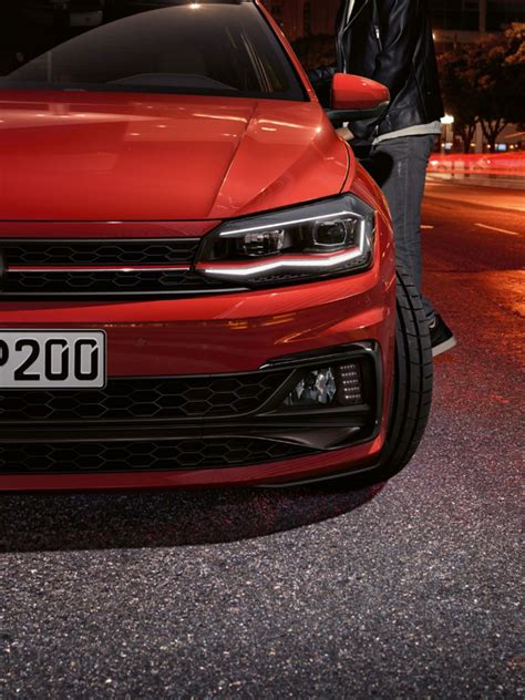 Dettaglio della calandra rossa e fari LED della Polo GTI