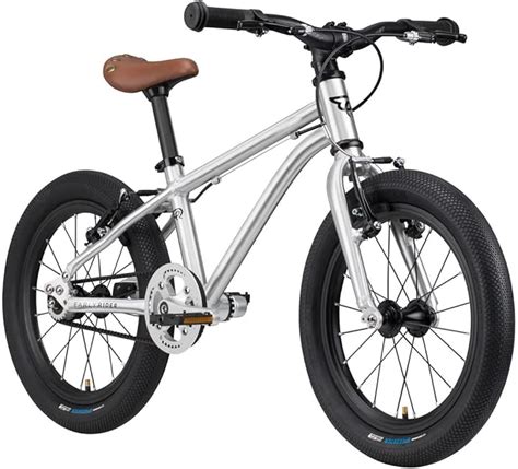Bambino su una bicicletta da 16 pollici