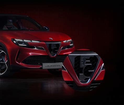 Dettaglio del frontale dell'Alfa Romeo Junior con scudetto e fari
