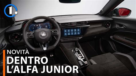 Interno dell'Alfa Romeo Junior con doppio schermo digitale