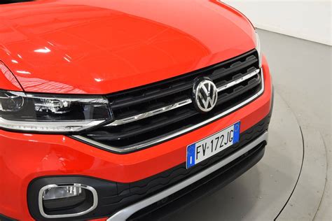Volkswagen T-Cross con fari a matrice LED accesi