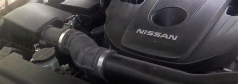 Vano motore Nissan Navara con freccia che indica la zona del cavo frizione