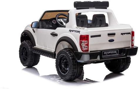Bambino alla guida di una Ford Ranger elettrica per bambini