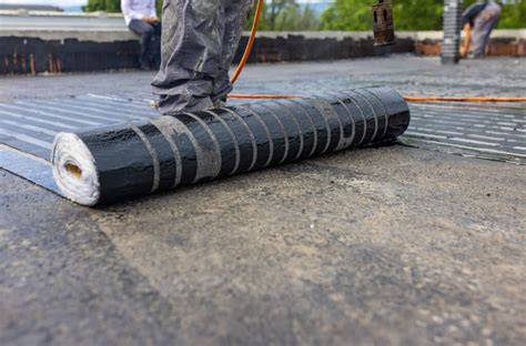 operazione di applicazione di una lastra bituminosa su un pannello portiera smontato