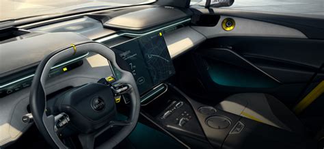 Interni di un moderno SUV elettrico con display digitale
