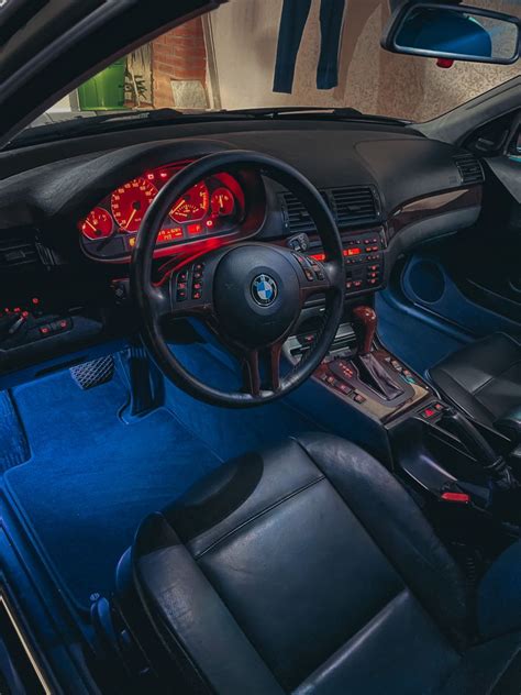 Interno abitacolo BMW E46 con cielo danneggiato