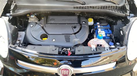 Vista del vano motore della Fiat 500L con indicazione generica della zona del sensore temperatura liquido raffreddamento