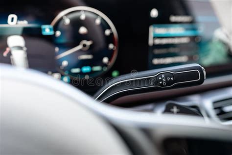 Interno di un'auto moderna con cruscotto e volante