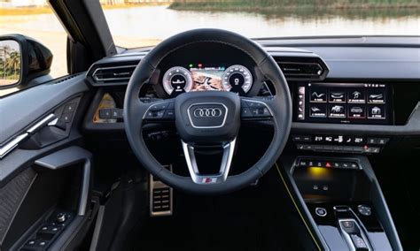 Interni Audi A3 con fari Xenon Plus in evidenza