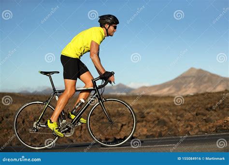Persona che pedala su una bicicletta da corsa