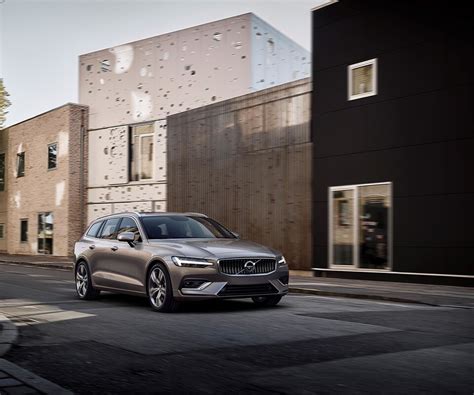 Volvo V60 in un ambiente urbano moderno