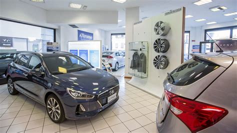 Interno della concessionaria Autotorino Varese con esposizione auto