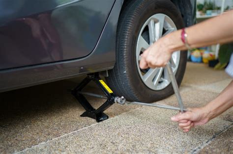 Posizionamento del cric sotto il telaio dell'auto
