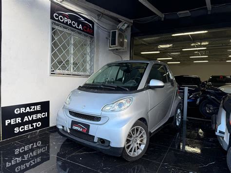 Smart Fortwo parcheggiata in uno stretto vicolo cittadino