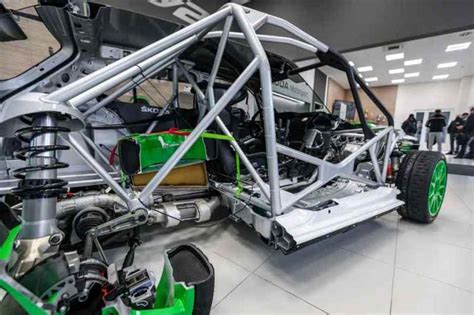 Dettagli interni del rollbar di un'auto da rally