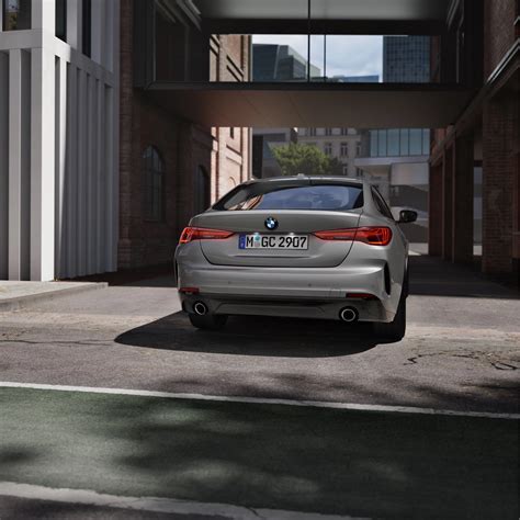 BMW Serie 4 Gran Coupé G26 parcheggiata in ambiente urbano