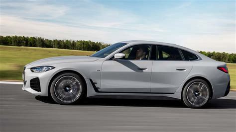 BMW Serie 4 Gran Coupé vista laterale in movimento