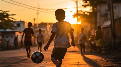 Bambini che giocano all'aperto mantenendo la distanza
