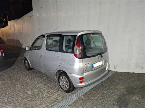 Toyota Yaris Verso parcheggiata in ambiente urbano