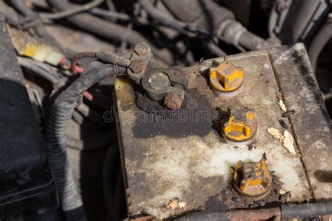 Immagine di una batteria auto con terminali ossidati o corrosi