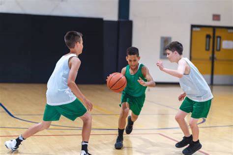 Bambini che giocano a basket in giardino