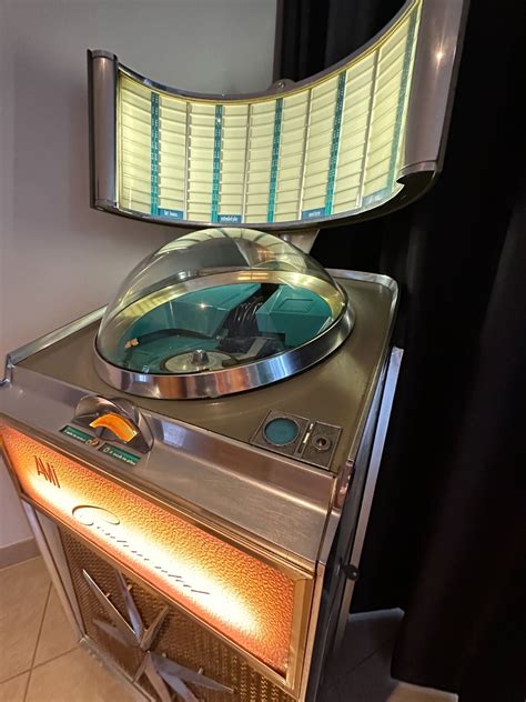 Jukebox AMI Continental con design ispirato allo spazio