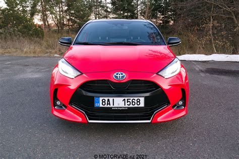 Vista frontale di una Toyota Yaris (modello 1995-2005)