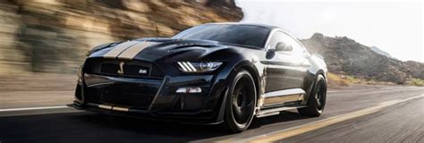 Panorama dell'Australia con auto sportive